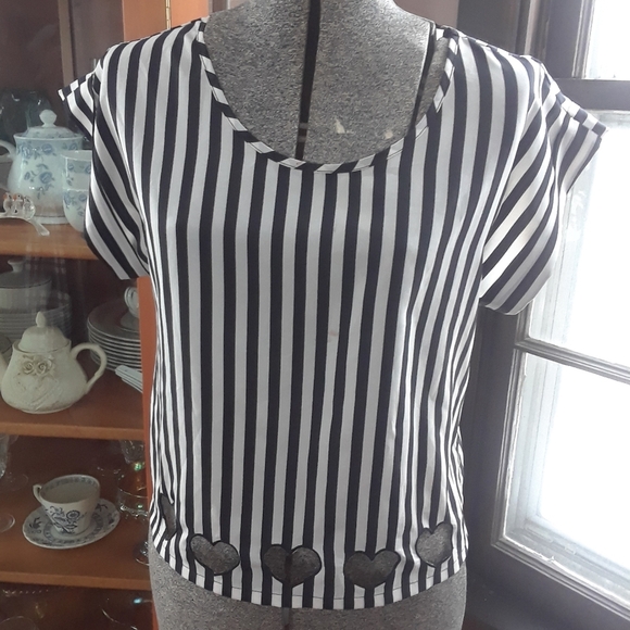 Size XS striped cute out heart shaped cropped top - Picture 3 of 11